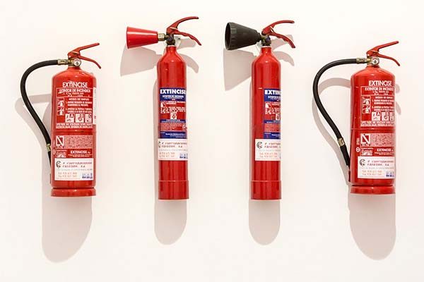 Empresas de protección contra incendios. Pared con varios tipos de extintores.